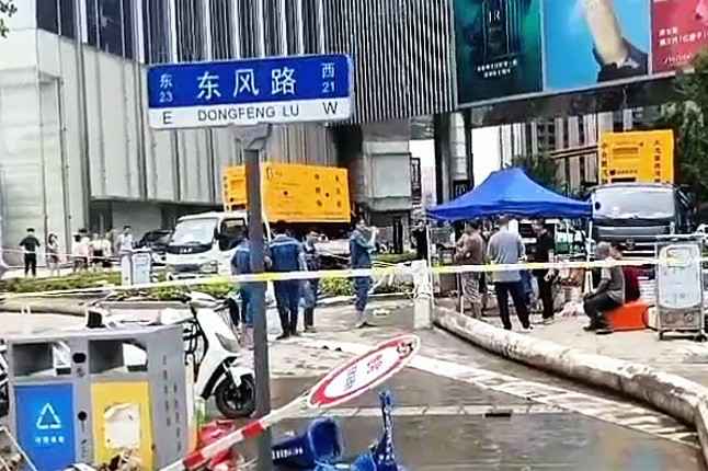 成都明亮在线广告营销有限公司排涝突击队在排涝现场